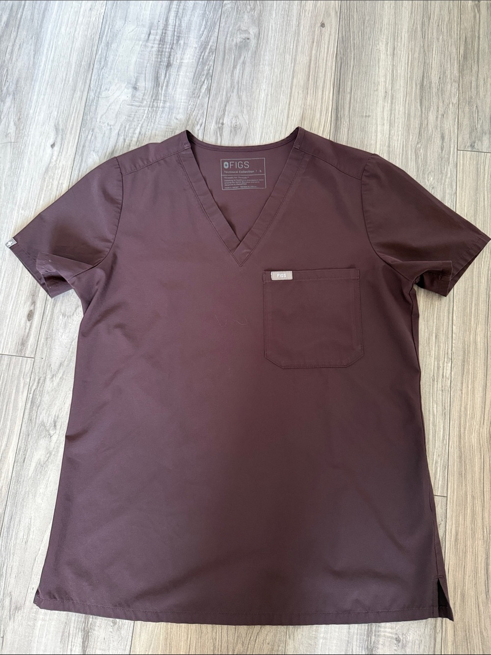 Figs Men’s V-Neck Top in Burgundy